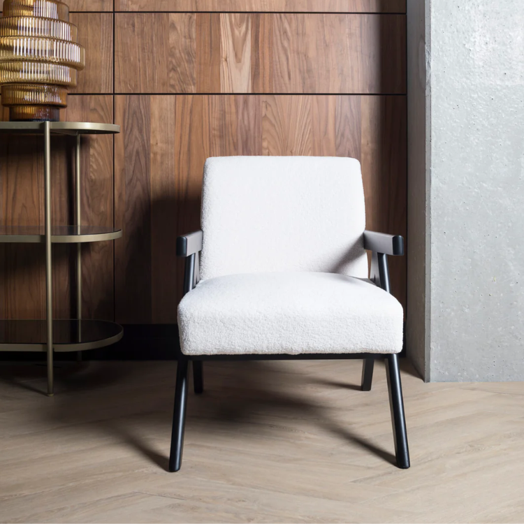 Zitkamer met een nette uitstraling dankzij de Hebeta Progress Visgraat XL - Naturel eiken licht - 15,3 cm x 76,5 cm vloer in licht eiken.