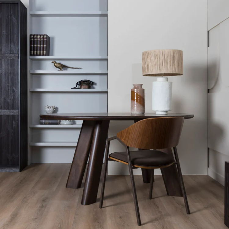 Kantoorruimte met een tijdloze uitstraling dankzij de Hebeta Progress XL Plank - Warm bruin - 25 cm x 153 cm vloer in bruin eiken.