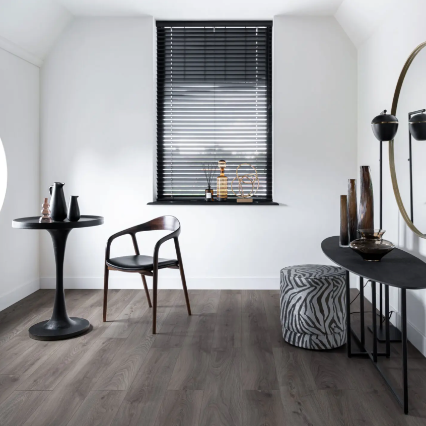 Woonkamer met een luxe uitstraling dankzij. de Hebeta laminaat - Organic eiken donker - klik vloer in donkerbruin eiken.