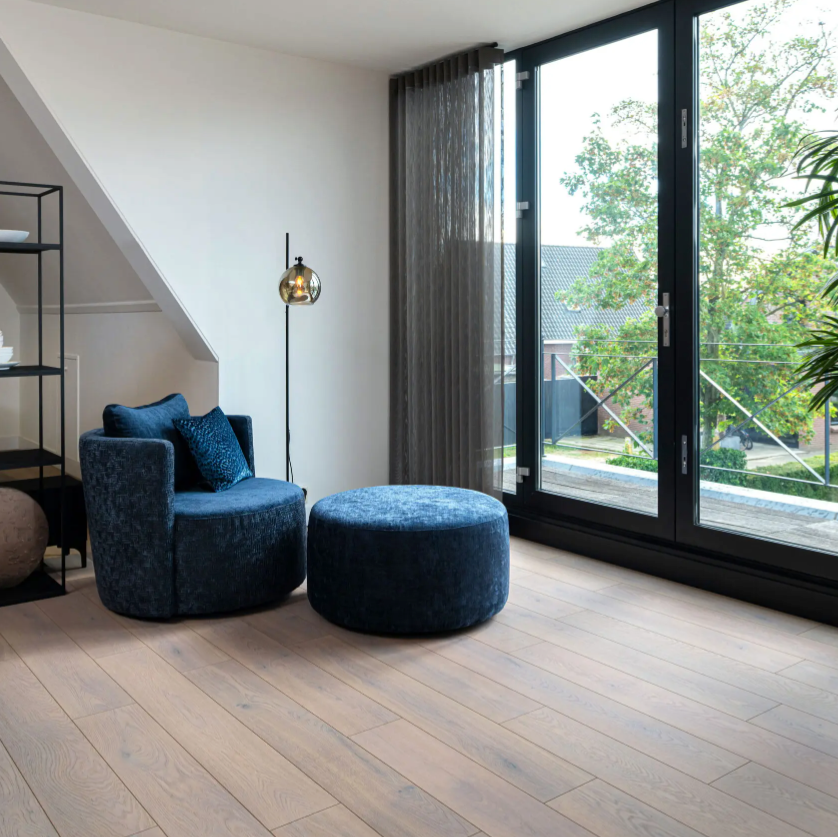 Woonkamer met een natuurlijke uitstraling dankzij de Hebeta laminaat - Organic eiken licht gerookt - klik vloer in lichtbruin eiken.