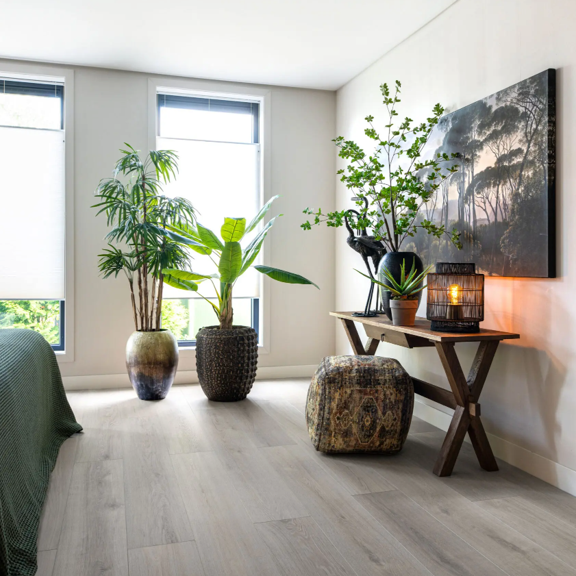 Slaapkamer met een levendige uitstraling dankzij de Hebeta laminaat - Organic eiken naturel - klik vloer in grijs eiken.