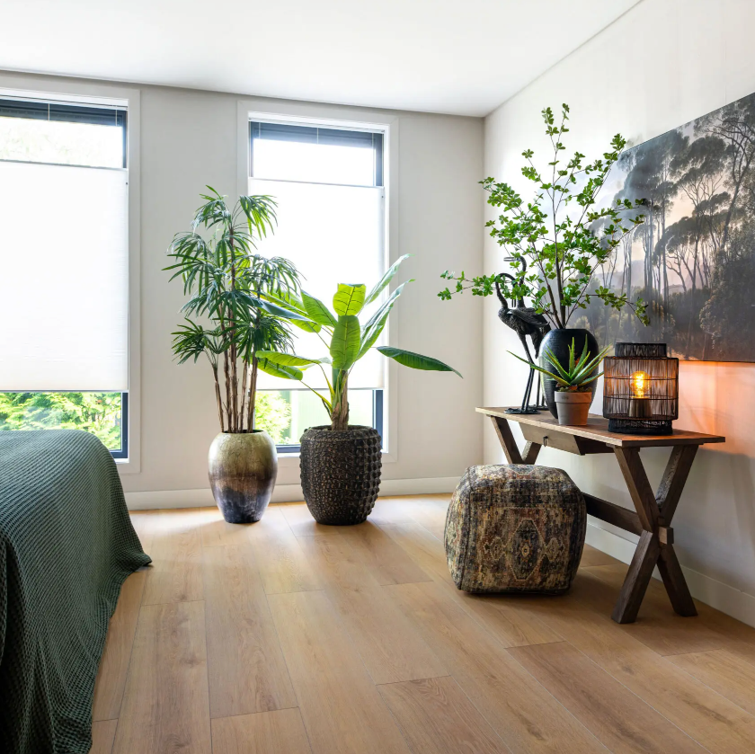 Slaapkamer met een levendige uitstraling dankzij de Hebeta laminaat - Organic eiken natuur gerookt - klik vloer in naturel eiken.