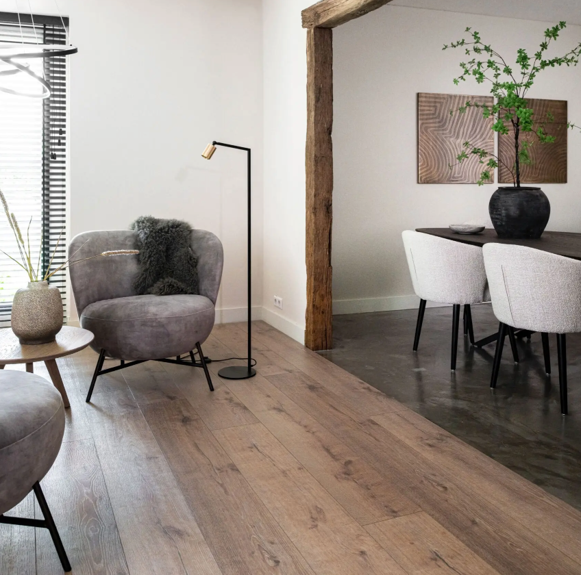 Woonkamer met een luxe uitstraling dankzij de Hebeta laminaat - Organic landelijk verouderd donker eiken - klik vloer in donker eiken.