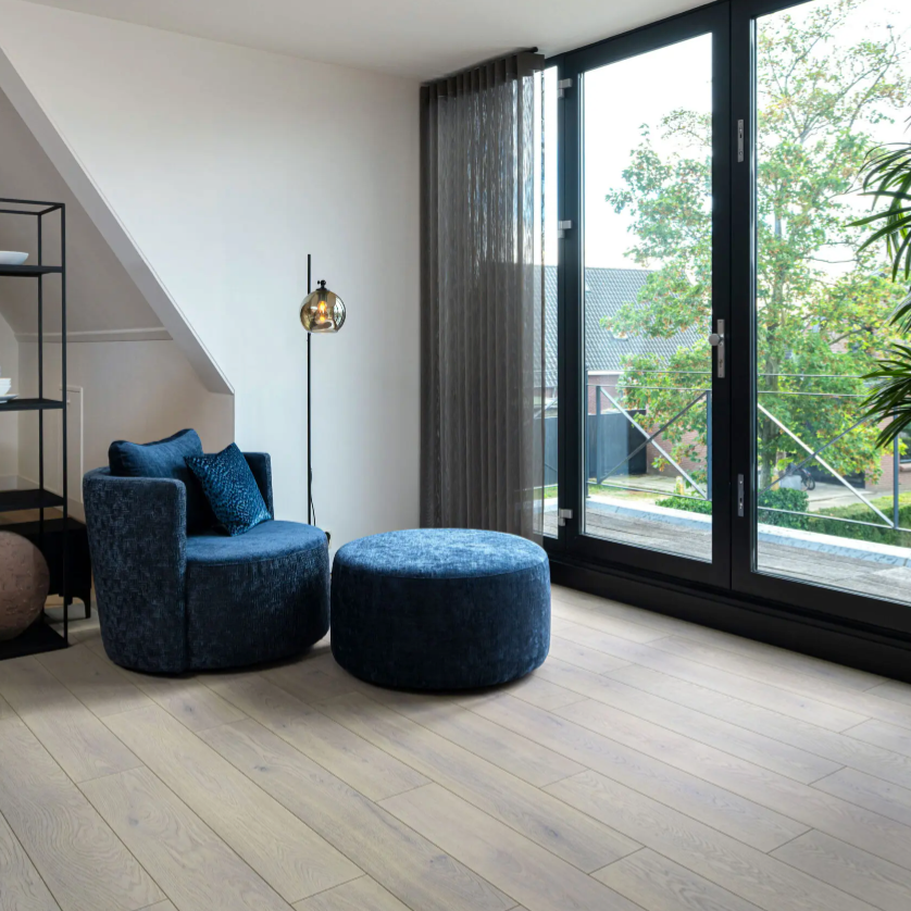 Woonkamer met een sfeervolle uitstraling dankzij de Hebeta laminaat - Organic licht eiken natuur - klik vloer in licht eiken.