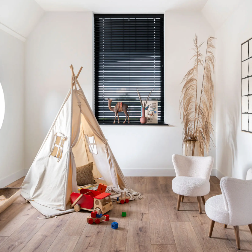 Speelruimte met een rustige uitstraling dankzij de Hebeta laminaat - Organic robuust eiken - klik vloer in robuust eiken.