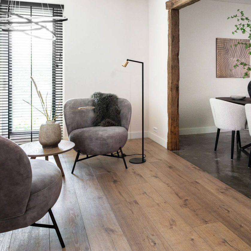 Woonkamer met luxe uitstraling dankzij de Hebeta laminaat - Organic rustiek eiken - klik vloer in naturel eiken.