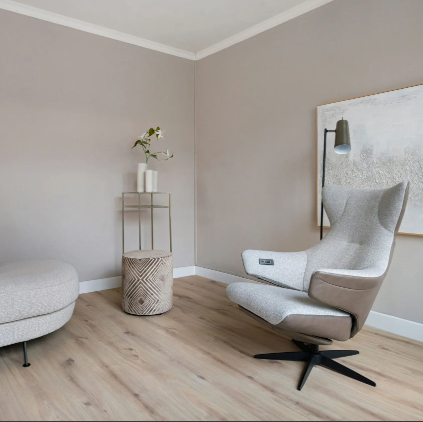 Woonkamer met een rustige uitstraling dankzij de Hebeta laminaat - Organic rustiek licht eiken - klik vloer in licht eiken.