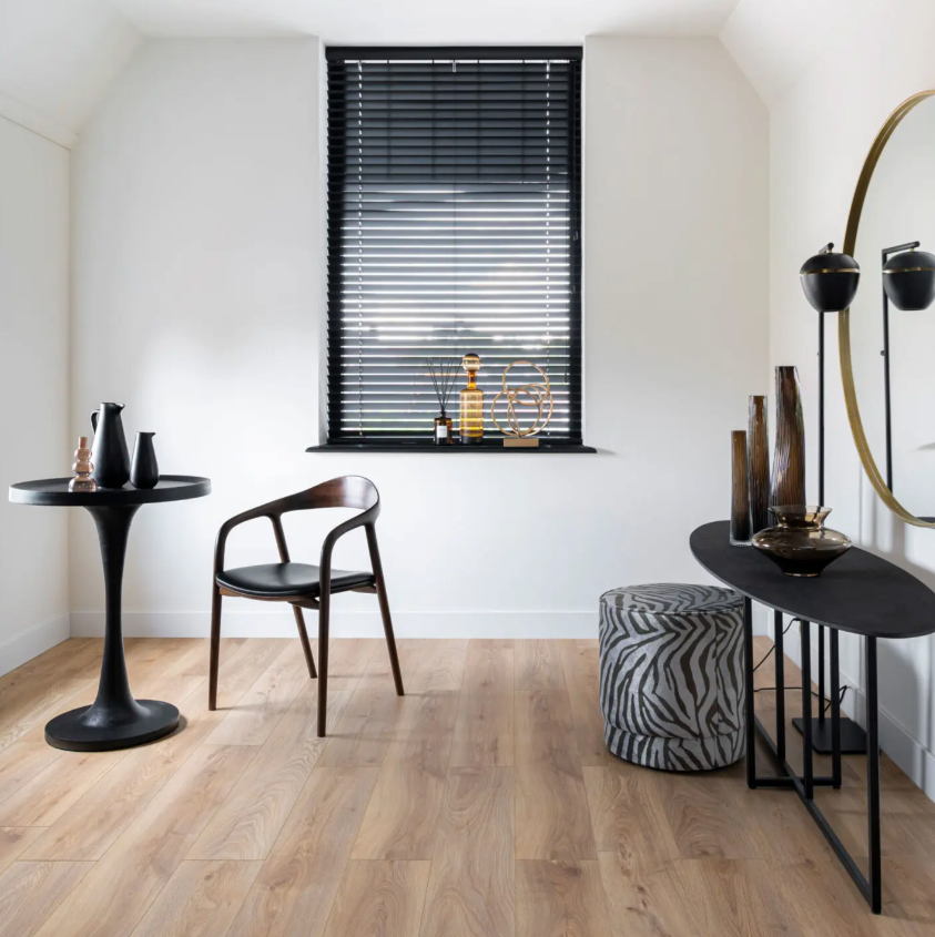 Woonkamer met een rustige uitstraling dankzij de Hebeta laminaat - Organic teak - klik vloer in bruin eiken.