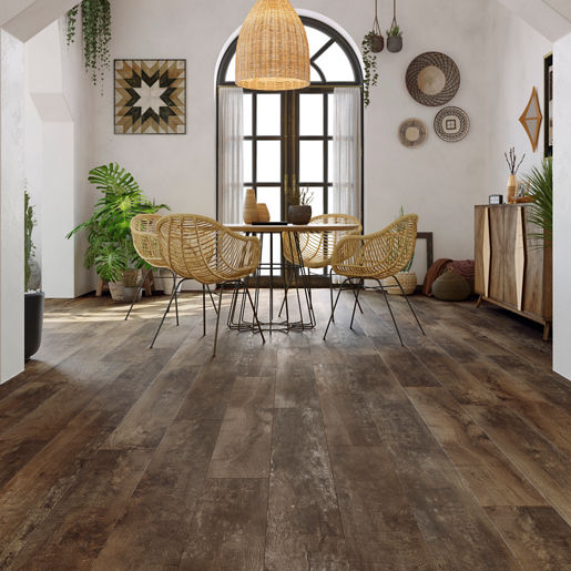 Eetkamer met warme uitstraling dankzij Moduleo Layred Country Oak 54875 vloer in Warm eiken