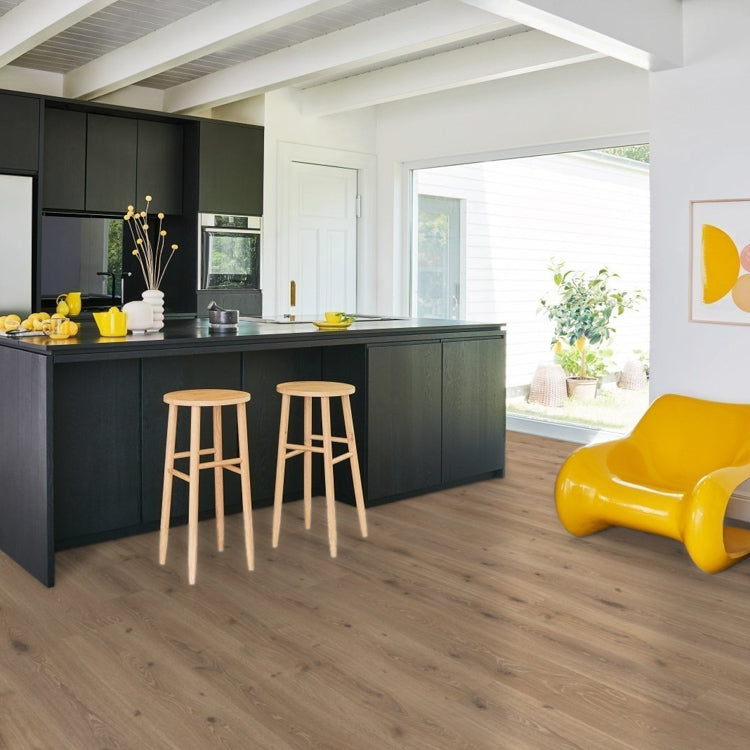 Keuken met strakke uitstraling dankzij Parador Trendtime 6 Eiken Castell gekalkt in bruin eiken