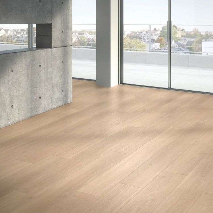 Kantoor met strakke uitstraling dankzij Parador Trendtime 6 Eiken Studioline natuur vloer in naturel eiken