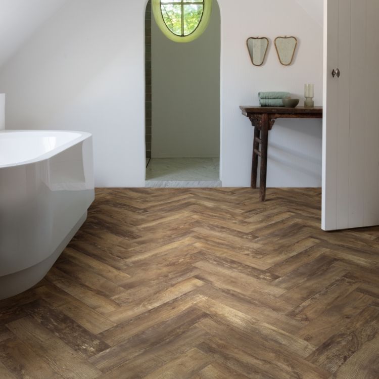 Badkamer met warme uitstraling dankzij Moduleo Layred Herringbone country oak 54875 vloer in warm eiken