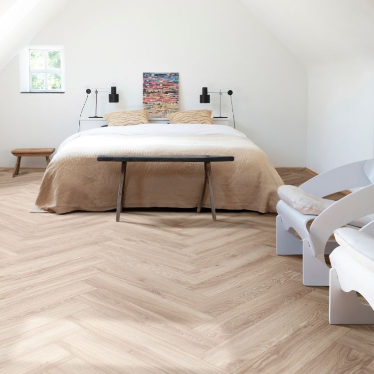 Slaapkamer met lichte uitstraling dankzij Moduleo Layred Herringbone Blackjack Oak 2022205 vloer in zeer licht beige eiken