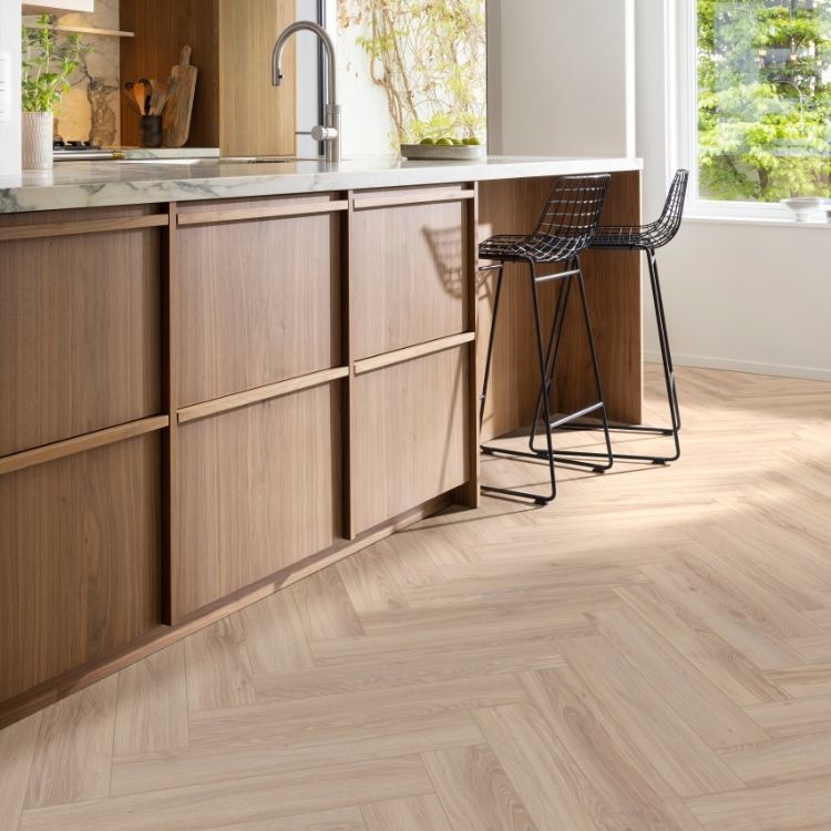 Keuken met lichte uitstraling dankzij Moduleo Layred Herringbone Blackjack Oak 2022210 vloer in licht beige eiken