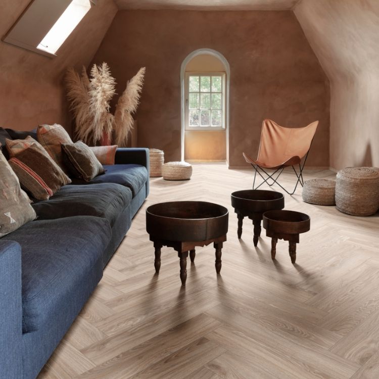 Woonkamer met lichte uitstraling dankzij Moduleo Layred Herringbone Blackjack Oak 2022218 vloer in licht grijs eiken