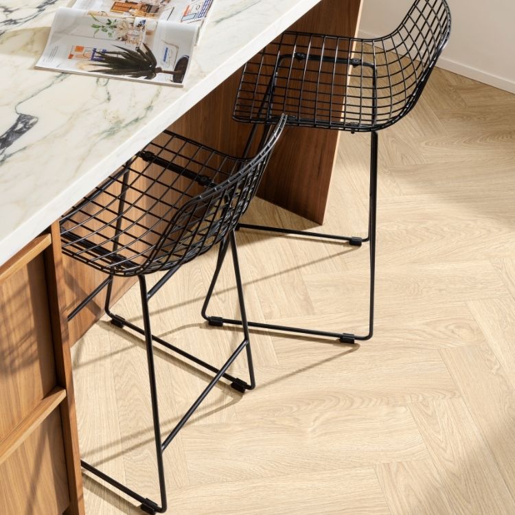 Eetruimte met lichte uitstraling dankzij Moduleo Layred Herringbone Laurel Oak 2051230 vloer in Licht bruin eiken