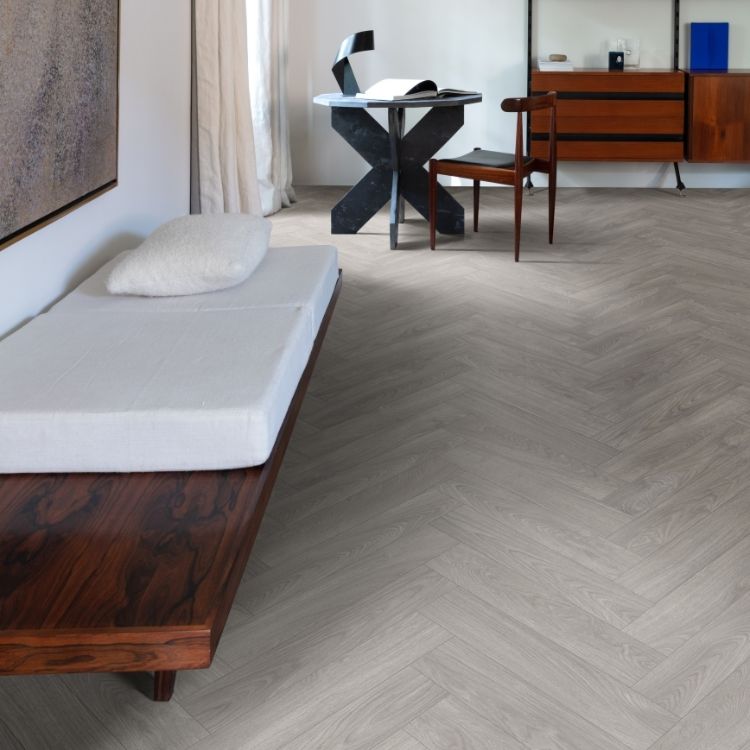 Woonkamer met strakke uitstraling dankzij Moduleo Layred Herringbone Laurel Oak 2051914 vloer in grijs eiken