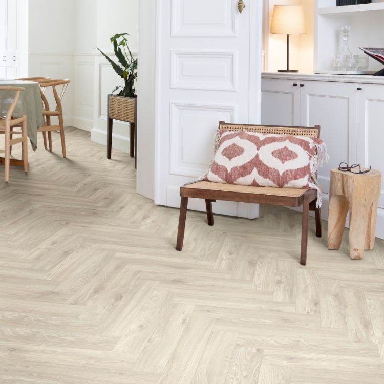 Woonkamer met lichte uitstraling dankzij Moduleo Layred Herringbone Sierra Oak 2058228 vloer in licht beige eiken