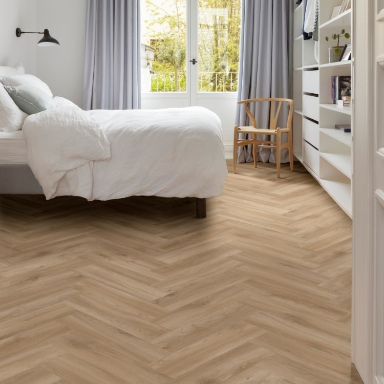 Slaapkamer met lichte uitstraling dankzij Moduleo Layred Herringbone Sierra Oak 2058847 vloer in bruin eiken