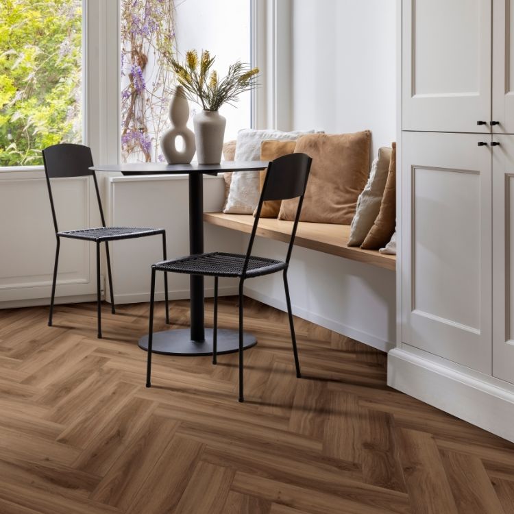 Zithoek met warme uitstraling dankzij Moduleo Layred Herringbone classic oak 2024844 vloer in warm eiken