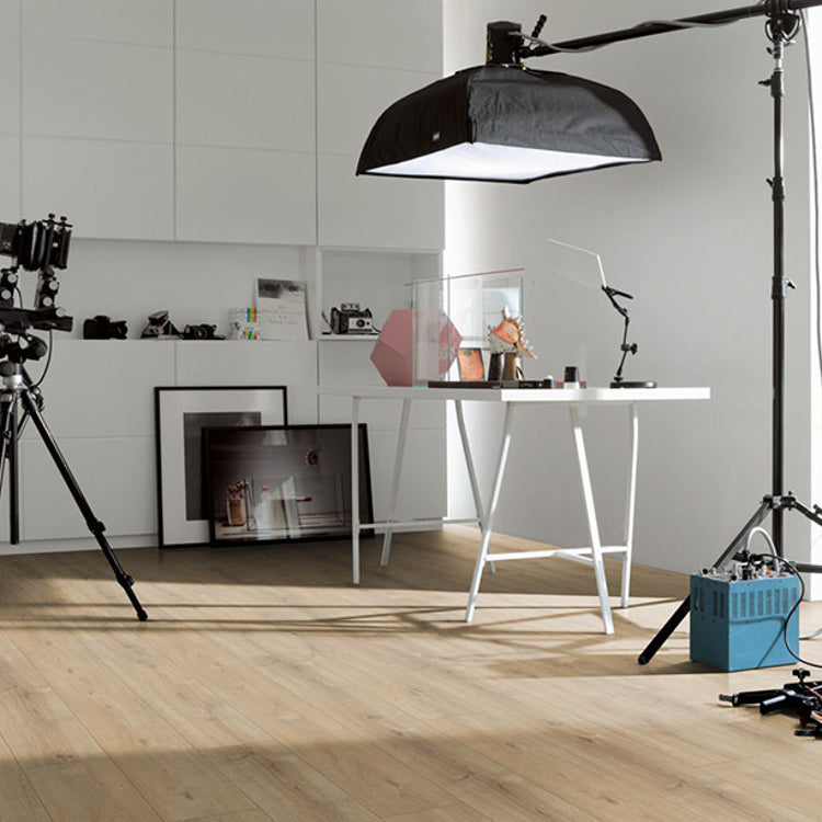 Studio met strakke uitstraling dankzij Parador Trendtime 6 Eiken Nova gekalkt in naturel eiken