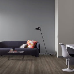 Woonkamer met donkere uitstraling dankzij Parador Trendtime 6 Eiken Loft geroookt wit in donker eiken