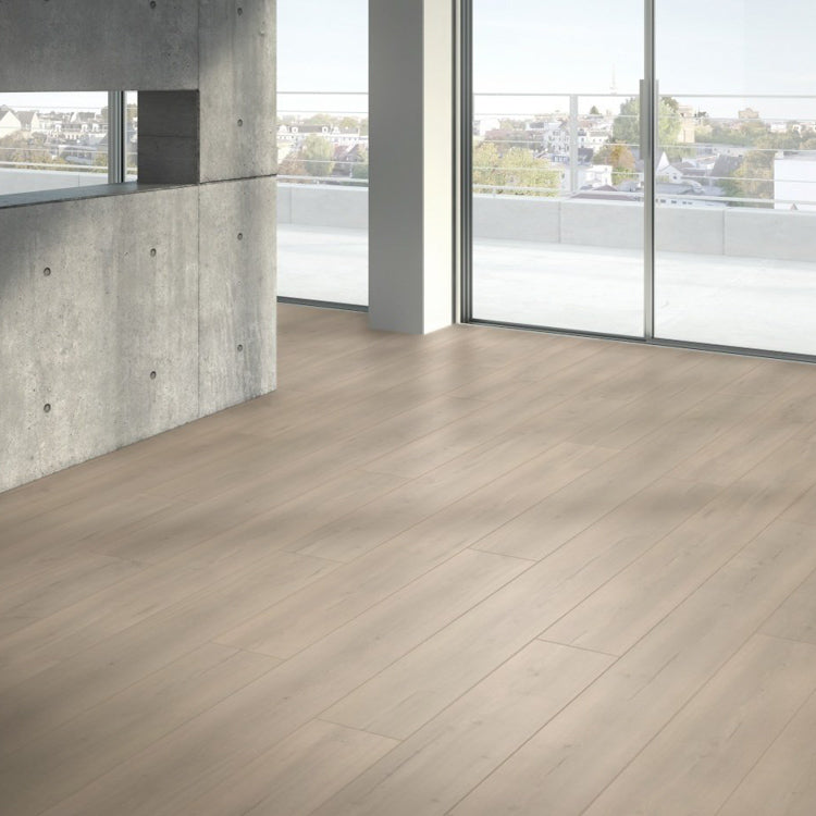 Kantoor met lichte uitstraling dankzij Parador Trendtime 6 Eiken Loft grijs vloer in grijs eiken