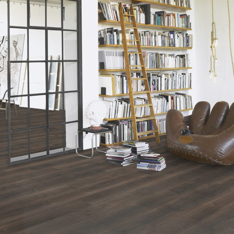 Woonkamer met donkere uitstraling dankzij Parador Trendtime 6 Eiken Castell gerookt in donker eiken