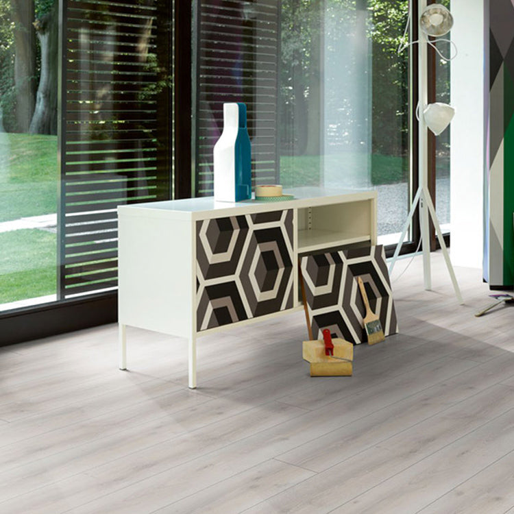 Tuinkamer met kunstige uitstraling dankzij Parador Trendtime 6 Eiken Askada wit gekalkt vloer in lichtgrijs eiken