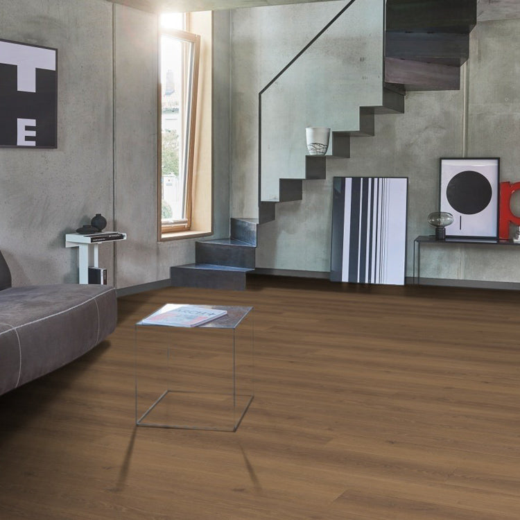 Woonkamer met moderne uitstraling dankzij Parador Trendtime 6 Eiken Studioline honing vloer in donker eiken