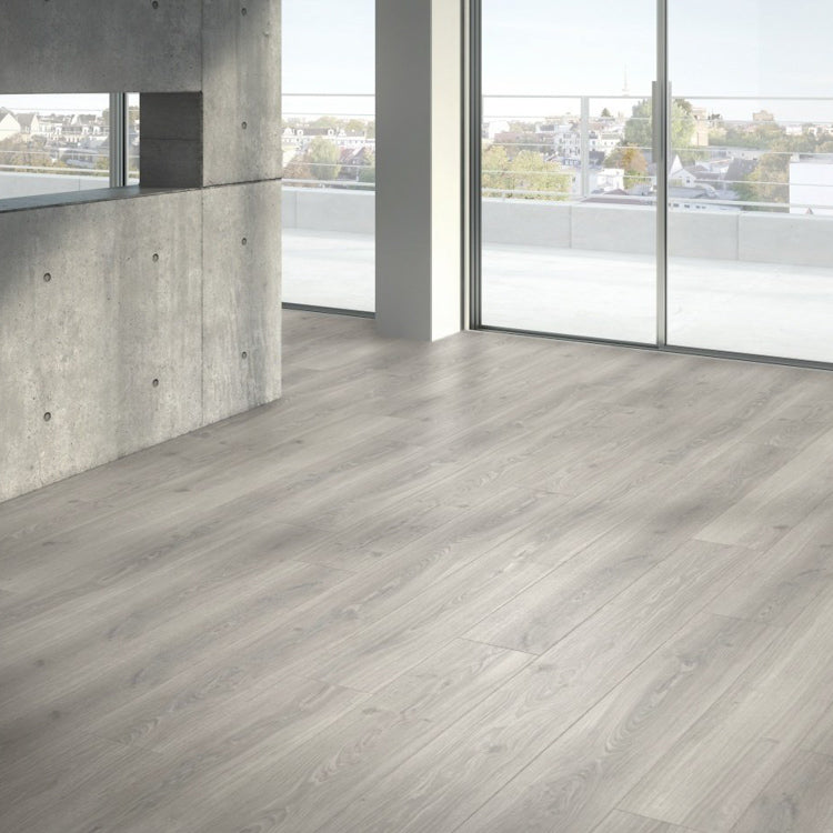 Kantoor met lichte uitstraling dankzij Parador Trendtime 6 Eiken Studioline lichtgrijs vloer lichtgrijs eiken