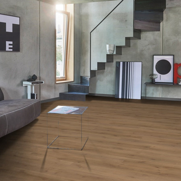 Woonkamer met moderne uitstraling dankzij Parador Trendtime 6 Eiken houthakker vloer in eiken bruin