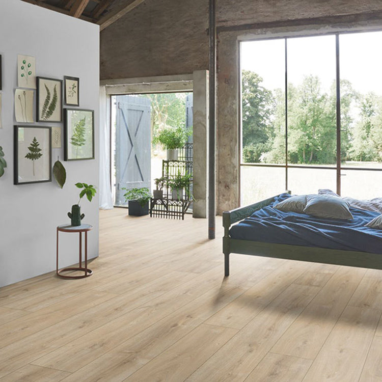 Slaapkamer met natuurlijke uitstraling dankzij Parador Trendtime 6 Eiken Nova licht gekalkt vloer in naturel eiken