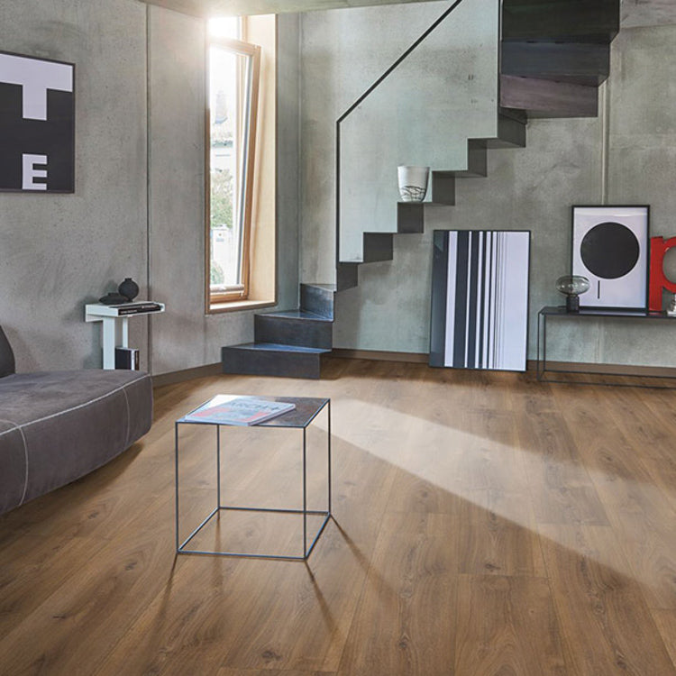 Woonkamer met moderne uitstraling dankzij Parador Trendtime 6 Eiken Montana gekalkt vloer in donker eiken