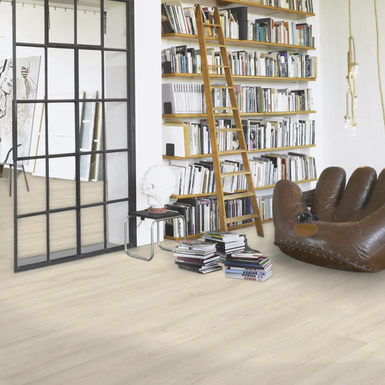 Woonkamer met lichte uitstraling dankzij Parador Trendtime 6 Eiken Loft wit vloer in licht eiken