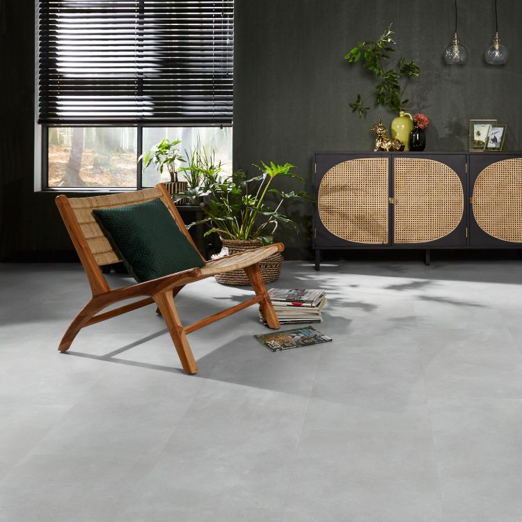 woonkamer met lichte uitstraling dankzij ambiant Piazzo dryback Light Grey vloer in licht grijs