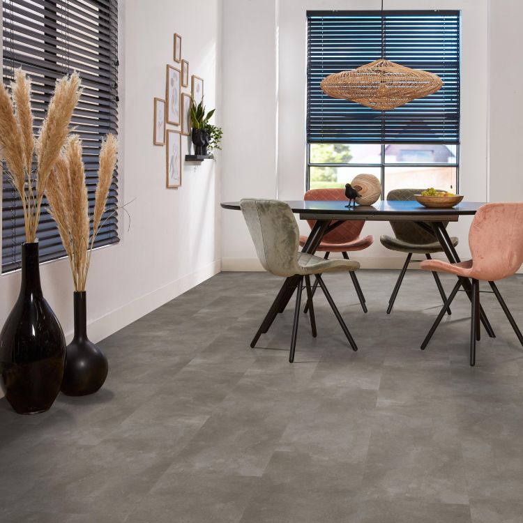 Eetkamer met warme uitstraling dankzij Ambiant Piazzo Dryback warm grey vloer in warm grijs
