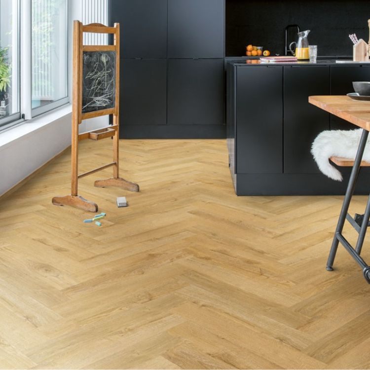 Keuken met Moderne uitstraling dankzij Quick Step Pristine Herfst Eik Honing vloer in Naturel Eiken