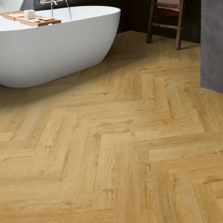 Badkamer met natuurlijke uitstraling dankzij Quick Step Pristine Herfst Eik Naturel vloer in Naturel eiken