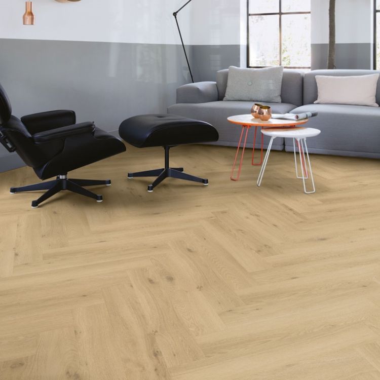 Woonkamer met strakke uitstraling dankzij Quick Step Pristine Ocean Bliss Naturel vloer in licht naturel eiken