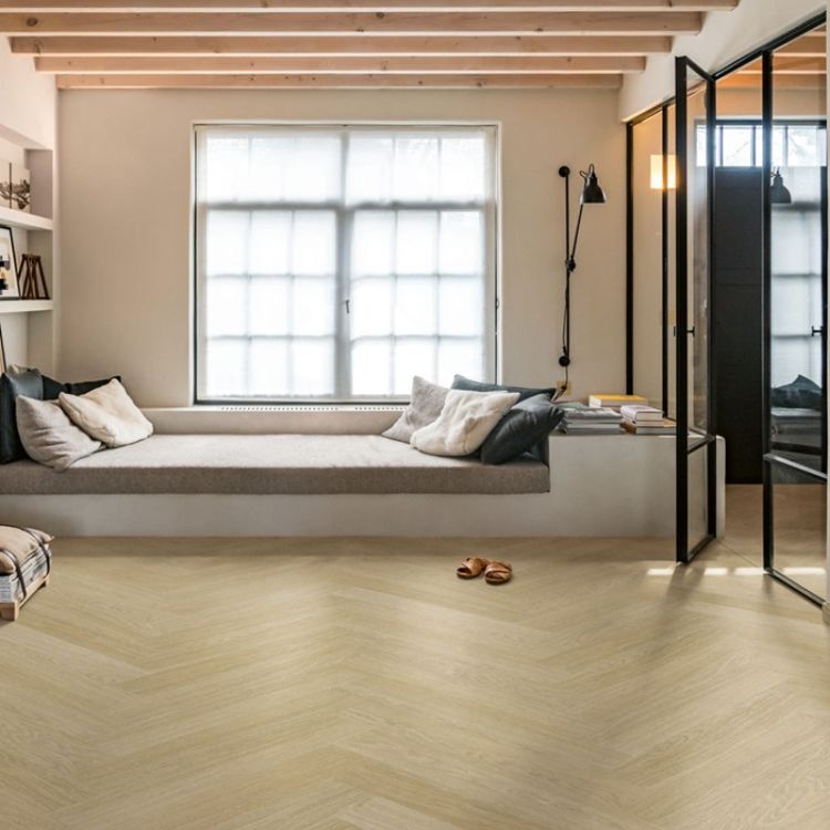 Woonkamer met Lichte uitstraling dankzij Quick Step Pristine Serene Eik Licht naturel vloer in Licht naturel eiken