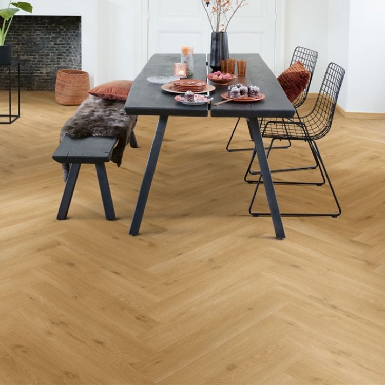 Eetkamer met moderne uitstraling dankzij Quick Step Pristine Ocean Bliss Warme Honing vloer in beige eiken