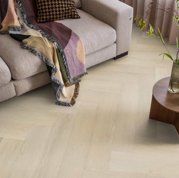 Sfeervolle ruimte met Ambiant Spigato Marento Beige vloer in warme stijl