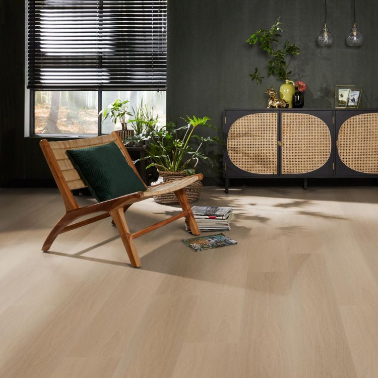Woonkamer met Moderne uitstraling dankzij Ambiant Spigato Estino Visgraat dryback natural vloer in naturel eiken