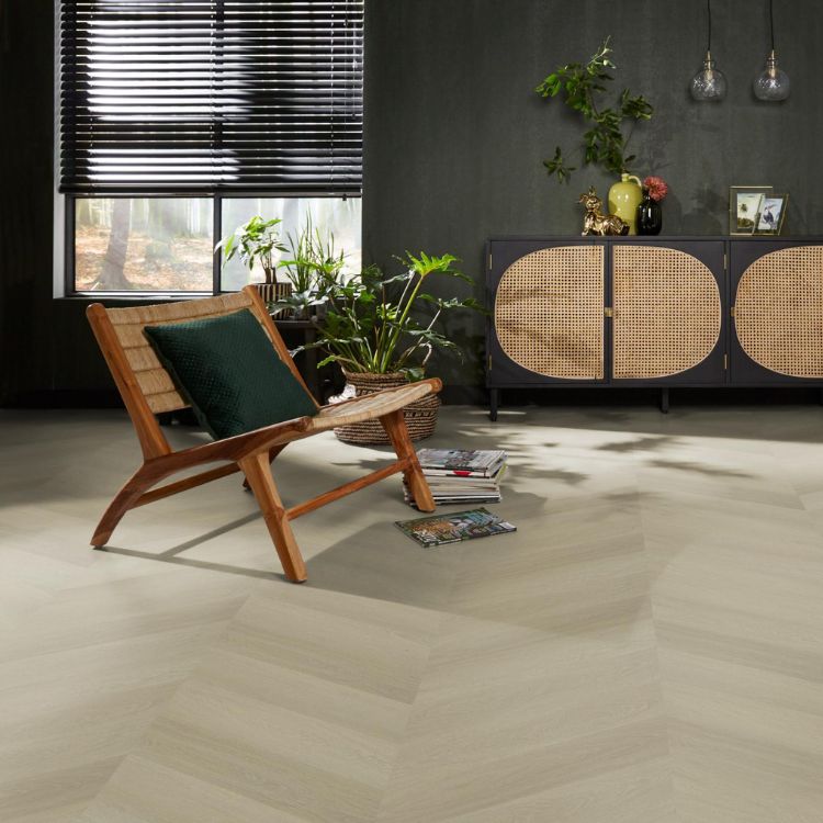 Woonkamer met lichte uitstraling dankzij Ambiant Spigato Estino visgraat dryback smoky vloer in naturel eiken