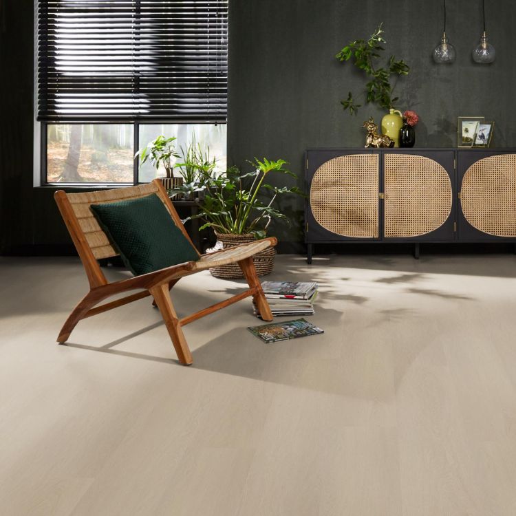 Woonkamer met moderne uitstraling dankzij Ambiant Spigato Estino Visgraat dryback beige vloer in licht eiken