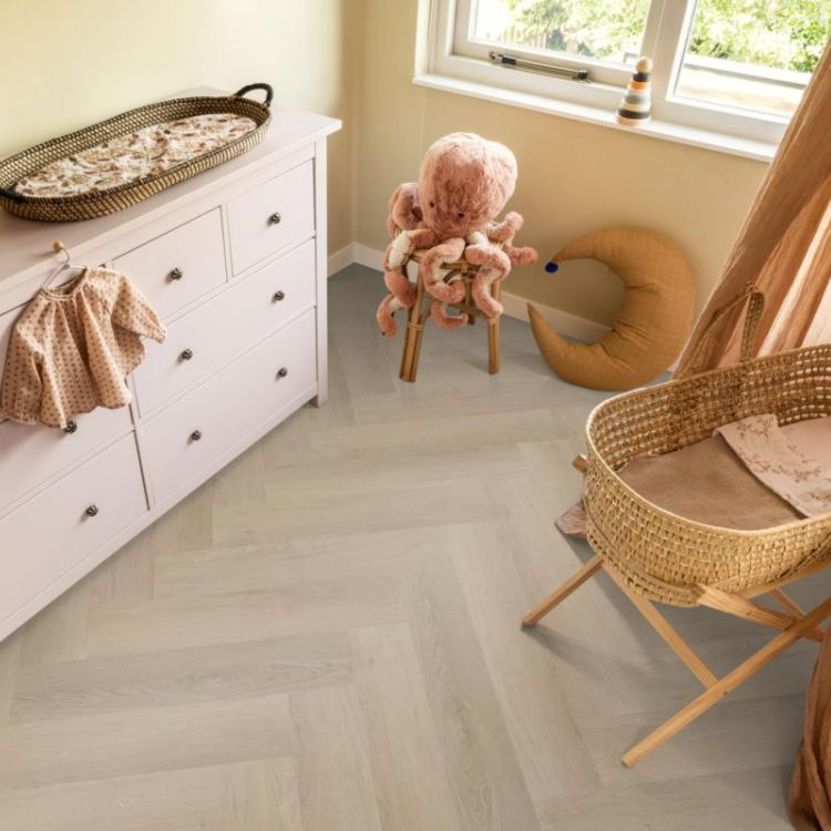 Sfeervolle ruimte met Ambiant Spigato Navaro Visgraat Click Beige vloer in warme stijl