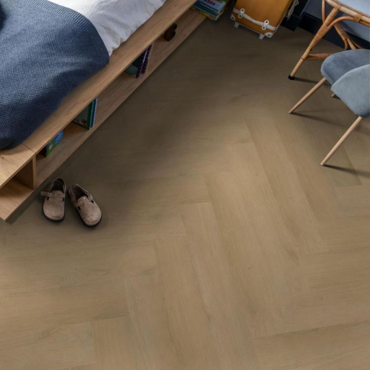 Sfeervolle ruimte met Ambiant Spigato Navaro Visgraat Click Light Oak vloer in warme stijl