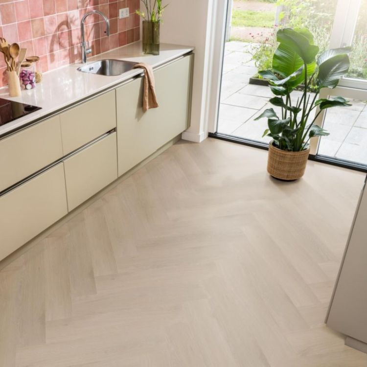 Sfeervolle ruimte met Ambiant Spigato Navaro Visgraat Click Natural Oak vloer in warme stijl