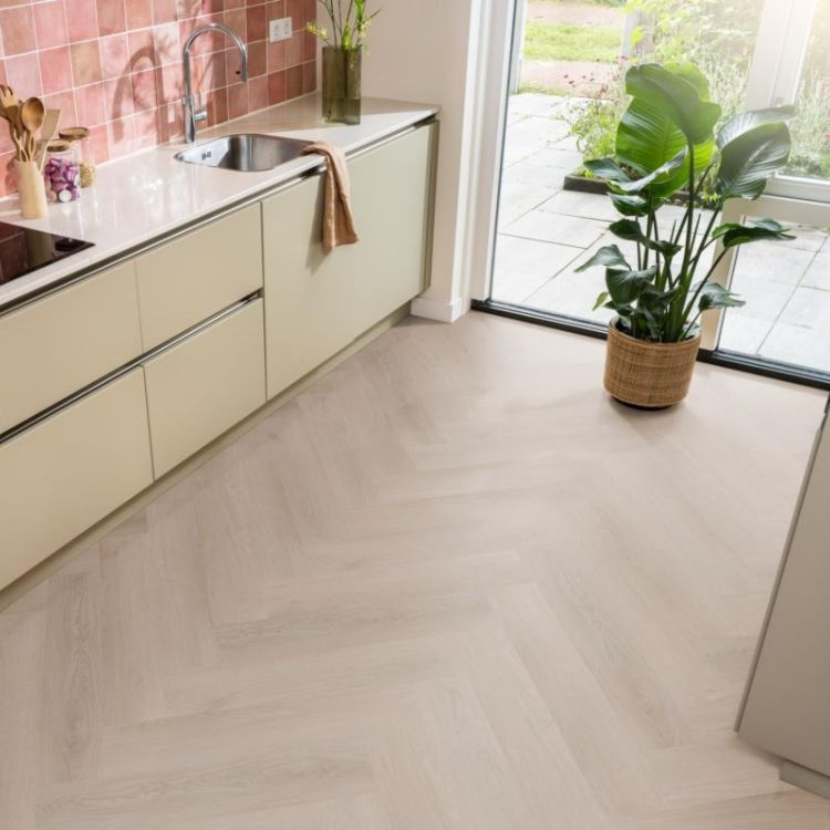 Sfeervolle ruimte met Ambiant Spigato Navaro Visgraat Click Dark Oak vloer in warme stijl